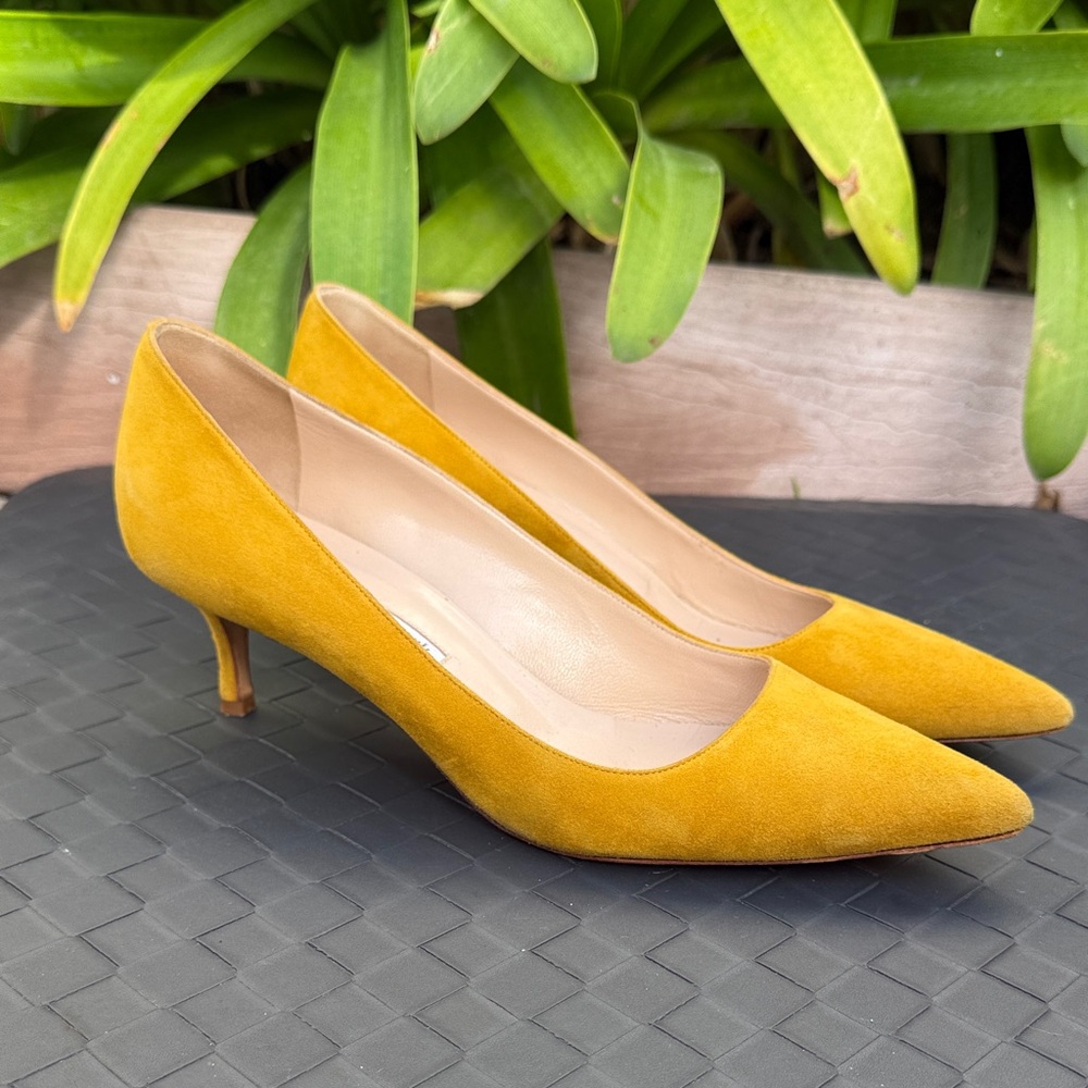 Manolo Blahnik BB 50 Yellow Suede kitten Heels, Authentic